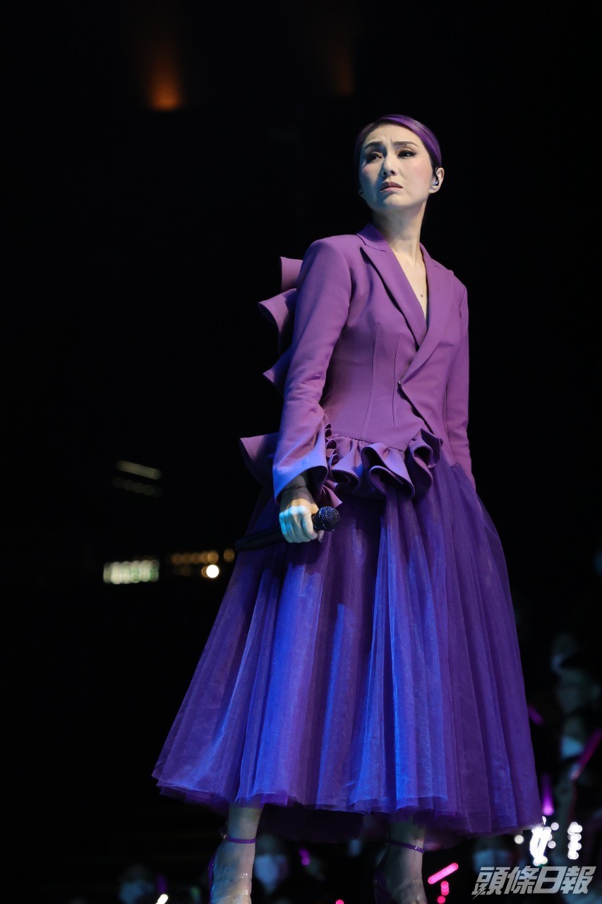 L字舞台以車站月台為背景，舞蹈員接連出場營造人來人往的感覺，一身紫色打扮的千嬅一連獻唱好幾首經典作品。